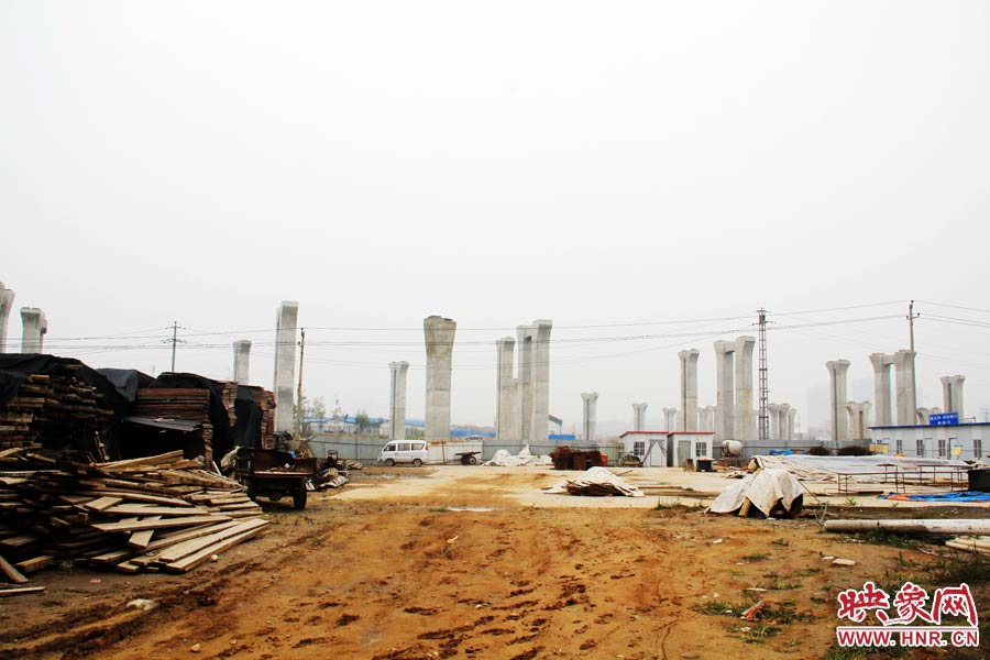 項目已經(jīng)停工數(shù)月，施工工地上很難見到工人，設(shè)備也很少。