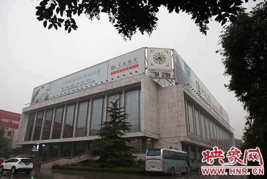 兩塊巨幅廣告牌仍然存在。