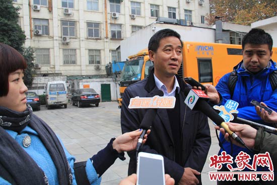 鄭州城市管理局行政執(zhí)法監(jiān)察支隊(duì)二大隊(duì)副大隊(duì)長杜陸水就“河南省人民會(huì)堂違法戶外廣告”一事，接受媒體采訪