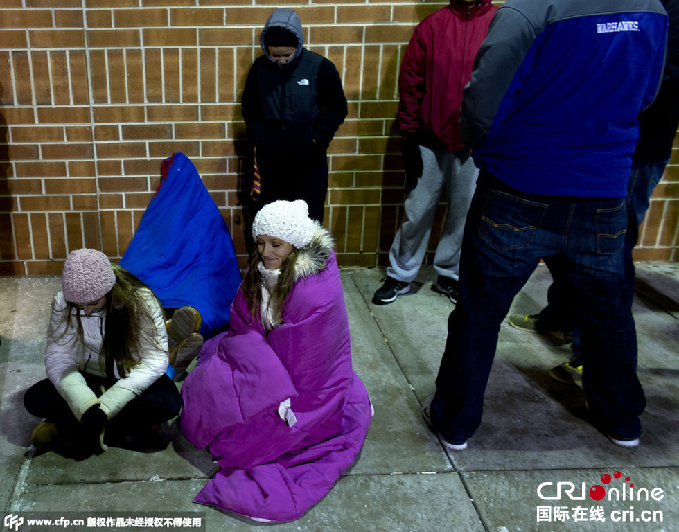 美國“黑色星期五”促銷啟動 民眾深夜宿營排隊(duì)搶購