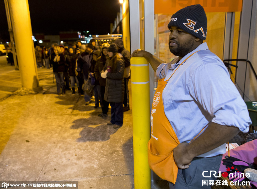 美國“黑色星期五”促銷啟動 民眾深夜宿營排隊(duì)搶購