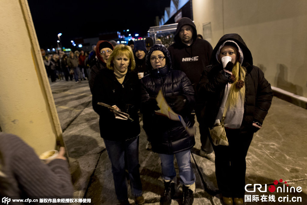 美國“黑色星期五”促銷啟動 民眾深夜宿營排隊(duì)搶購