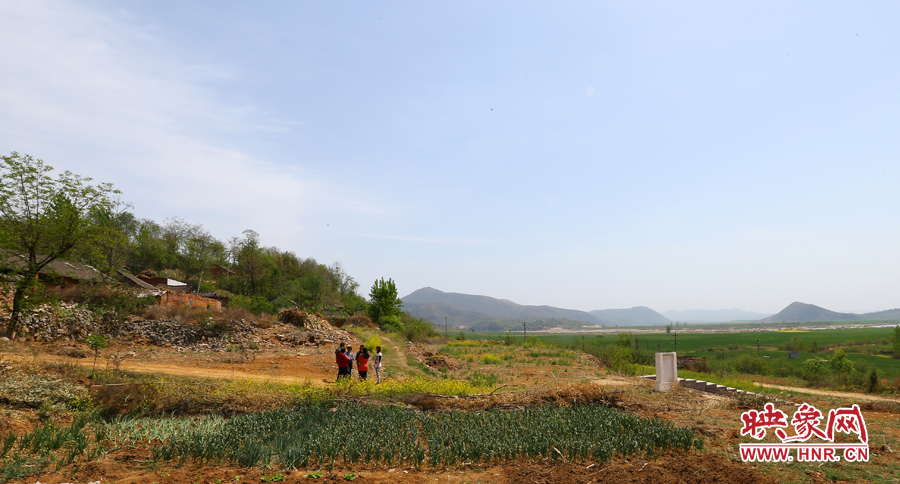 畫面左側的石井村是個只有十幾口人的小村，庫區(qū)移民搬遷時從遠處低洼處遷到此