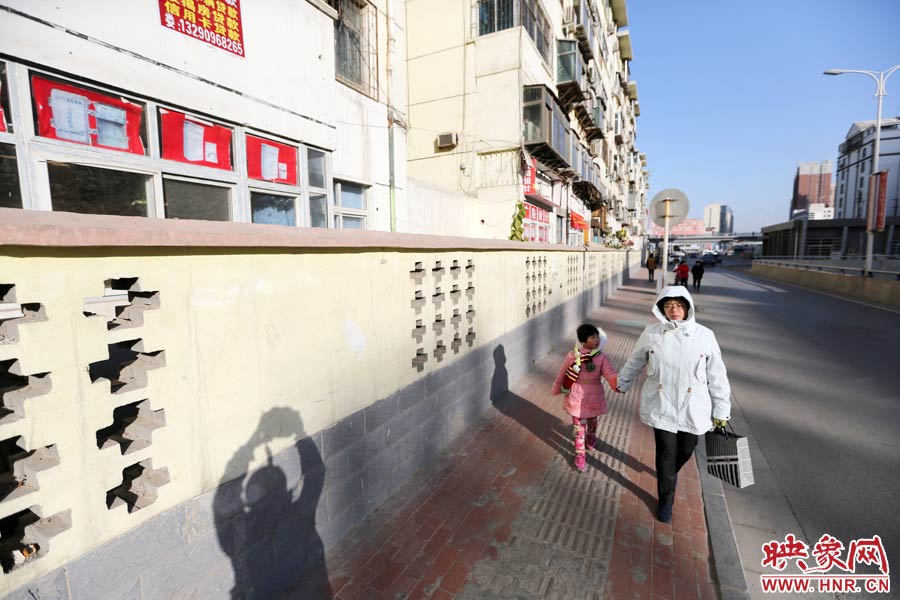 市民從墻外走過。