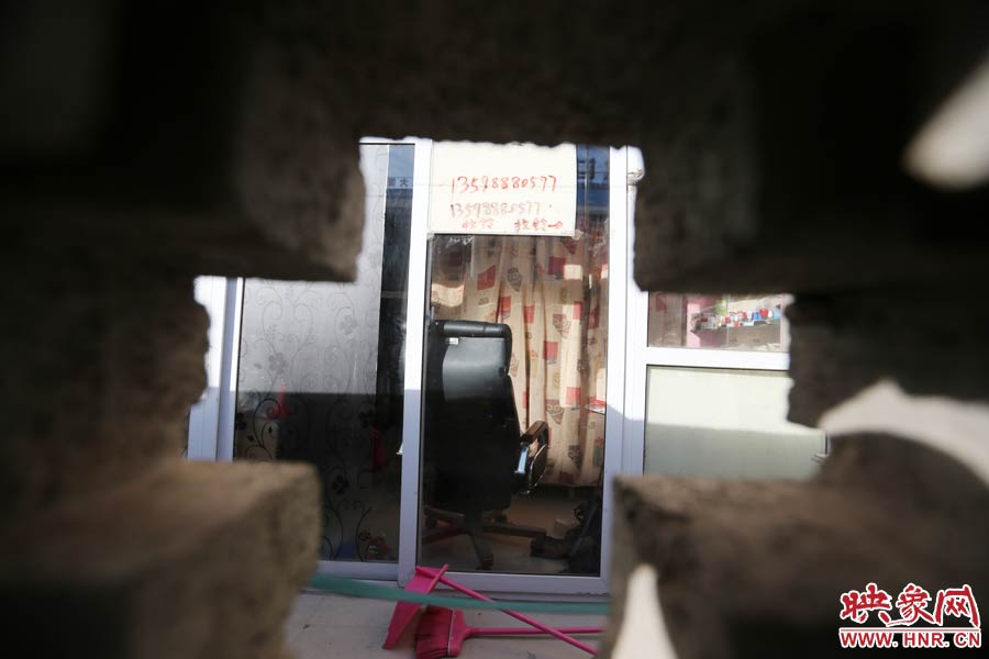 透過墻上的格子，可以看到里面的一切。