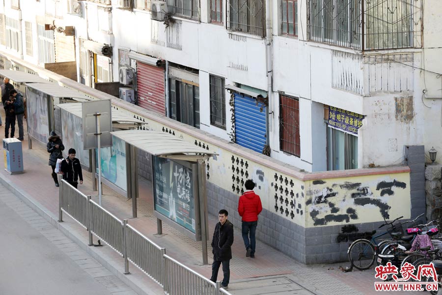 圍墻外是一處公交站牌。