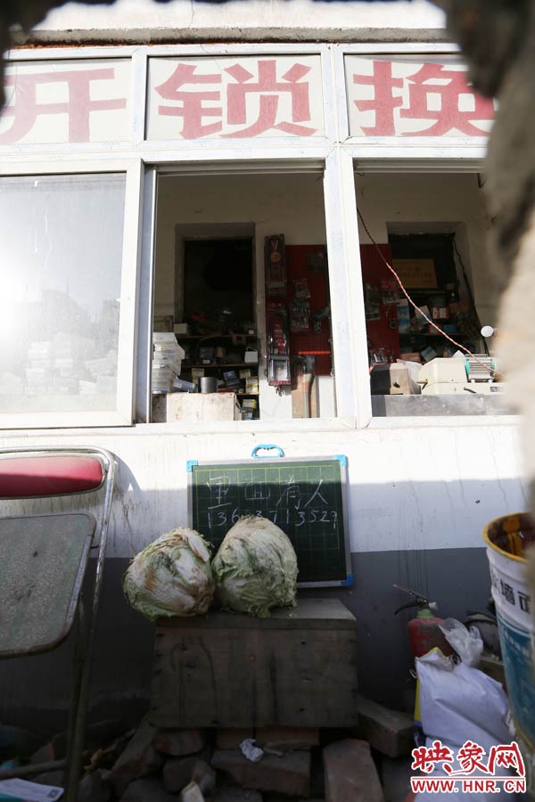 一家開鎖的商戶掛了一個牌子，上面寫著“里面有人”，提醒市民這里正常營業(yè)。