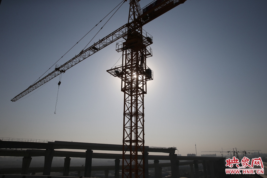 隴海高架與西四環(huán)立交仍在緊張施工中。