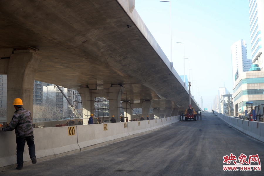 由西向東方向，嵩山南路出口以東，仍在緊張施工中。