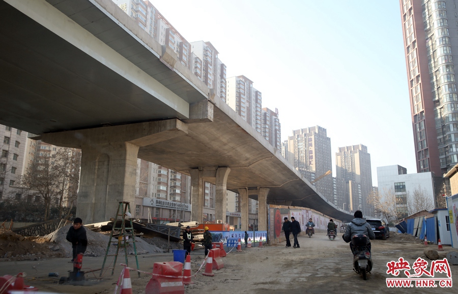 由西向東方向，嵩山南路出口以東，仍在緊張施工中。