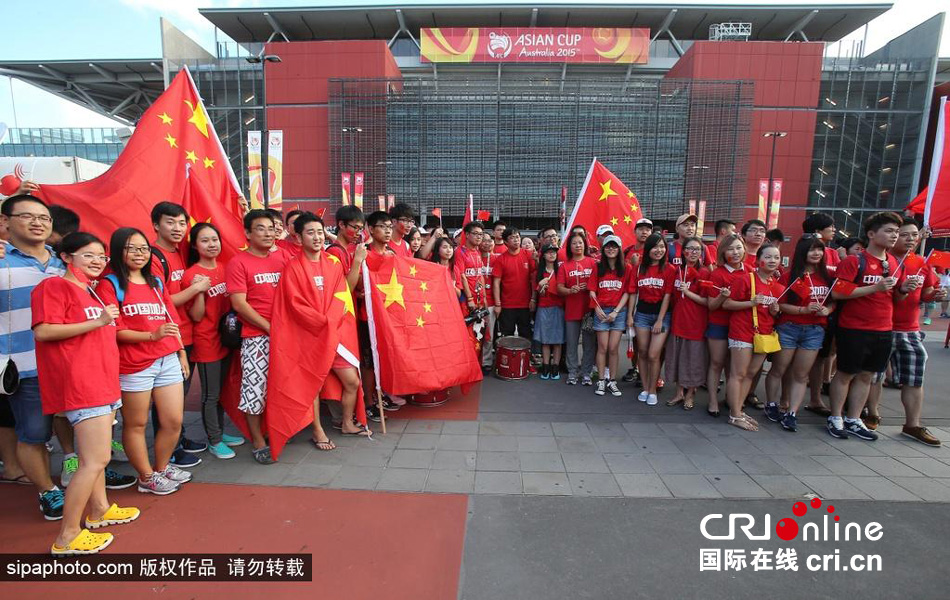 北京時間1月10日，中國隊迎來亞洲杯首場比賽，賽前中國球迷揮舞國旗進場，為國足助威。