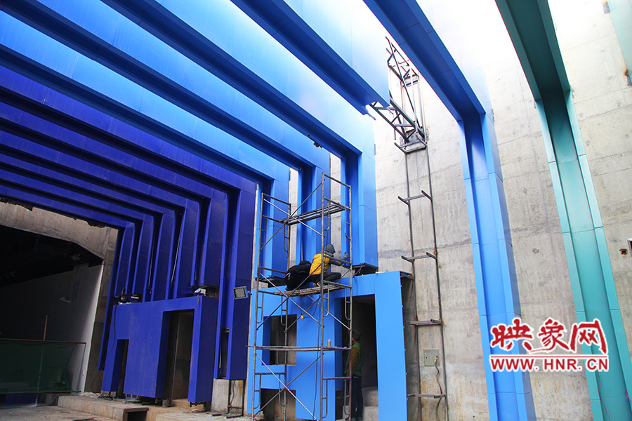 工人還在緊張施工。