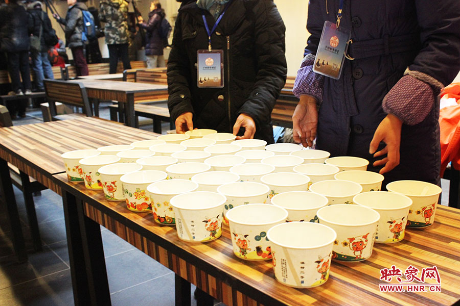 施粥人員準(zhǔn)備了一次性飯盒，方便市民攜帶。