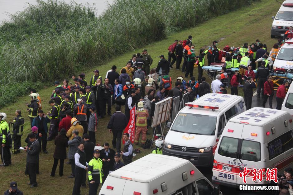 臺灣復(fù)興航空一架班機(jī)墜河