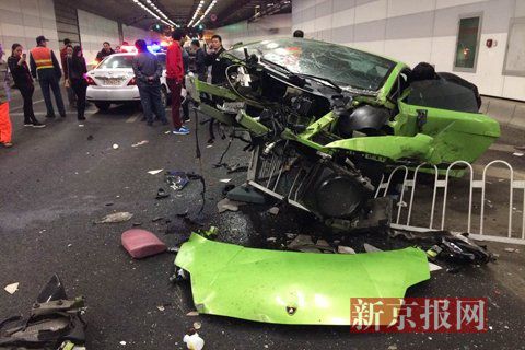 一輛蘭博基尼與一輛法拉利發(fā)生事故，現(xiàn)場狀況慘烈