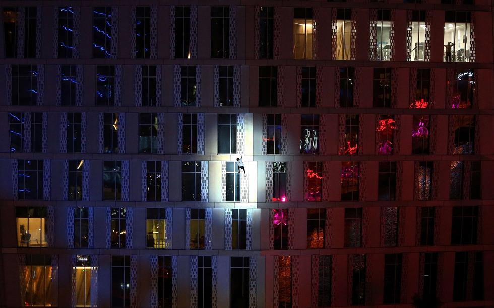 法國“蜘蛛人”夜攀世界最高扭曲大廈場(chǎng)面驚險(xiǎn)