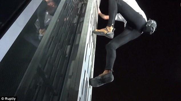 法國“蜘蛛人”夜攀世界最高扭曲大廈場(chǎng)面驚險(xiǎn)