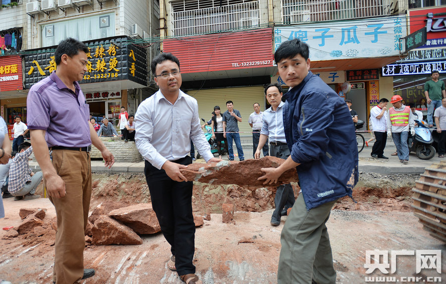 一旦發(fā)現(xiàn)恐龍蛋化石，及時上報，通知公安和文物部門進行保護。
