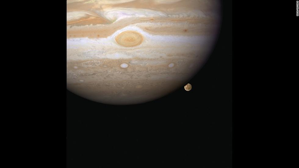 位于地球大氣層外的哈勃望遠(yuǎn)鏡能給人類來更清楚的太空?qǐng)D像。