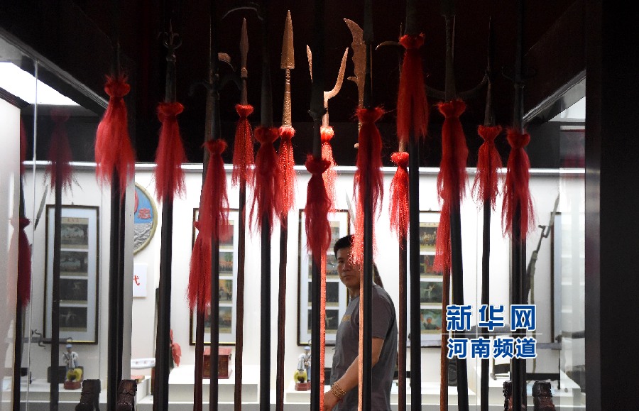 4月26日，參觀者在兵器展覽館內(nèi)參觀。