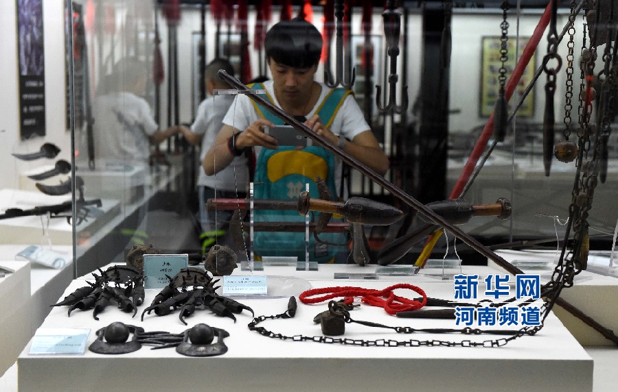 4月26日，參觀者在兵器展覽館內(nèi)拍攝展品。