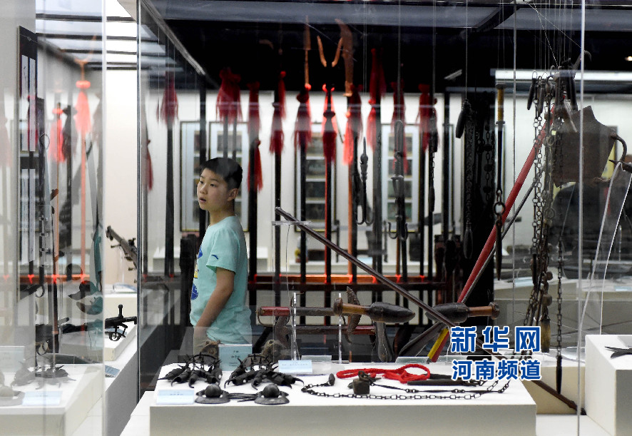 4月26日，參觀者在兵器展覽館內(nèi)參觀。