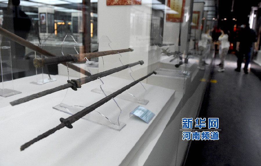 4月26日，參觀者在兵器展覽館內(nèi)參觀。