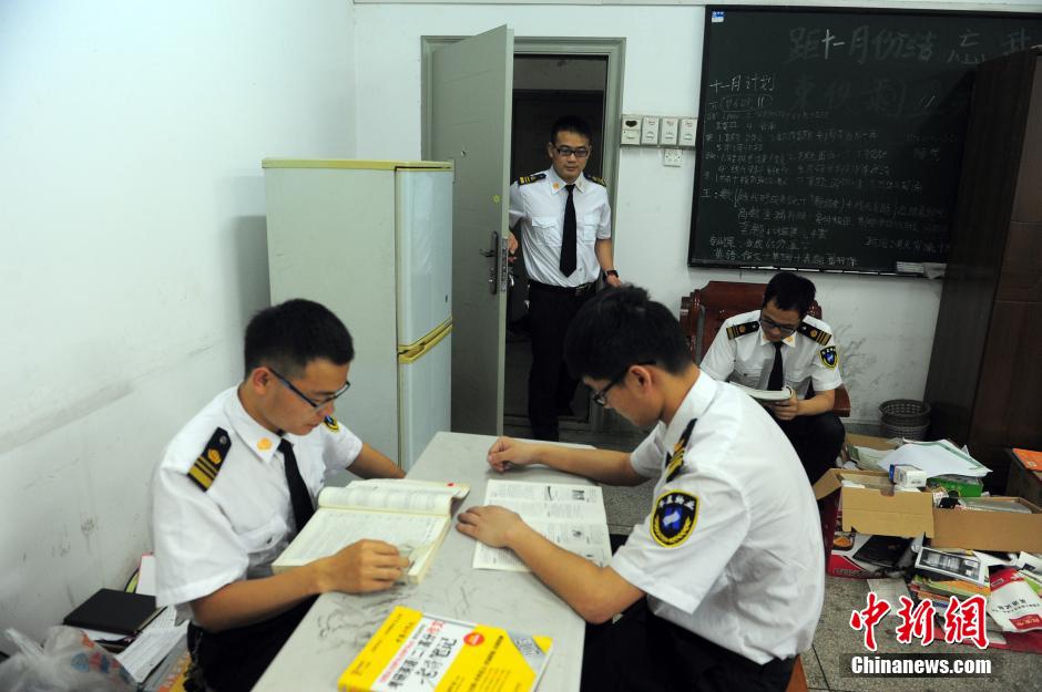 武漢高?！皠?lì)志保安團(tuán)” 集體考上研究生