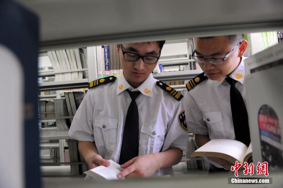 5月8日，武漢輕工大學(xué)圖書(shū)館保安吳濤與江力在圖書(shū)館交流學(xué)習(xí)。