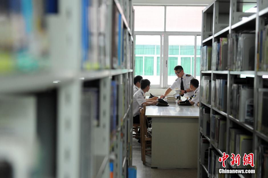 5月8日，武漢輕工大學(xué)保安吳濤、江力、黃凱、萬(wàn)文杰在圖書(shū)館學(xué)習(xí)中。中新社發(fā) 張暢 攝