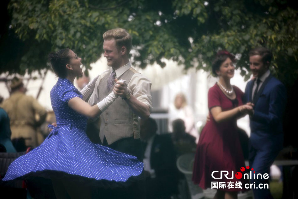 英國(guó)民眾身著年代服裝舞蹈慶祝歐戰(zhàn)勝利70周年