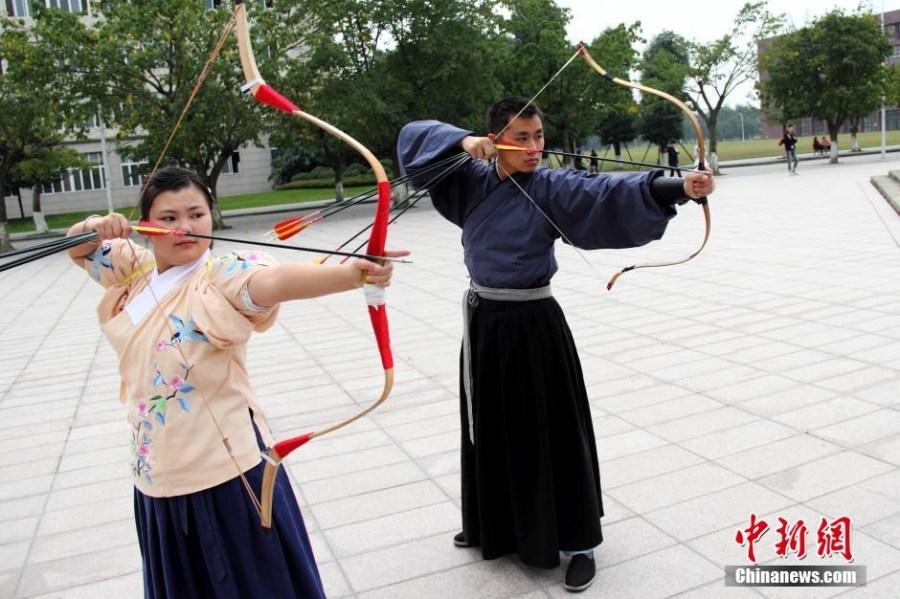 圖為課余練習(xí)射箭的“神雕俠侶”胡雅潔和胡默齋。
