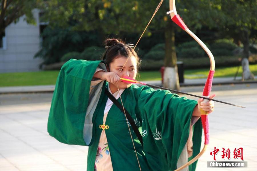 練習(xí)射箭的胡雅潔。