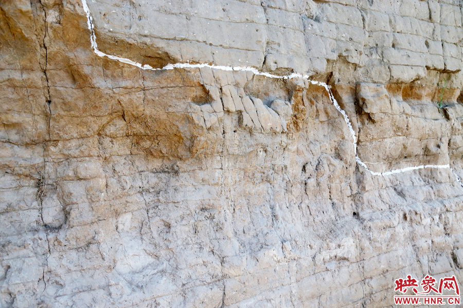 待工程開放后，游客走進(jìn)城墻內(nèi)部，可以看到商代的紅色夯土層、戰(zhàn)國時期的白色夯土層。