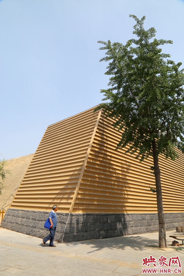 一名路人從“土豪金”保護(hù)殼前經(jīng)過。