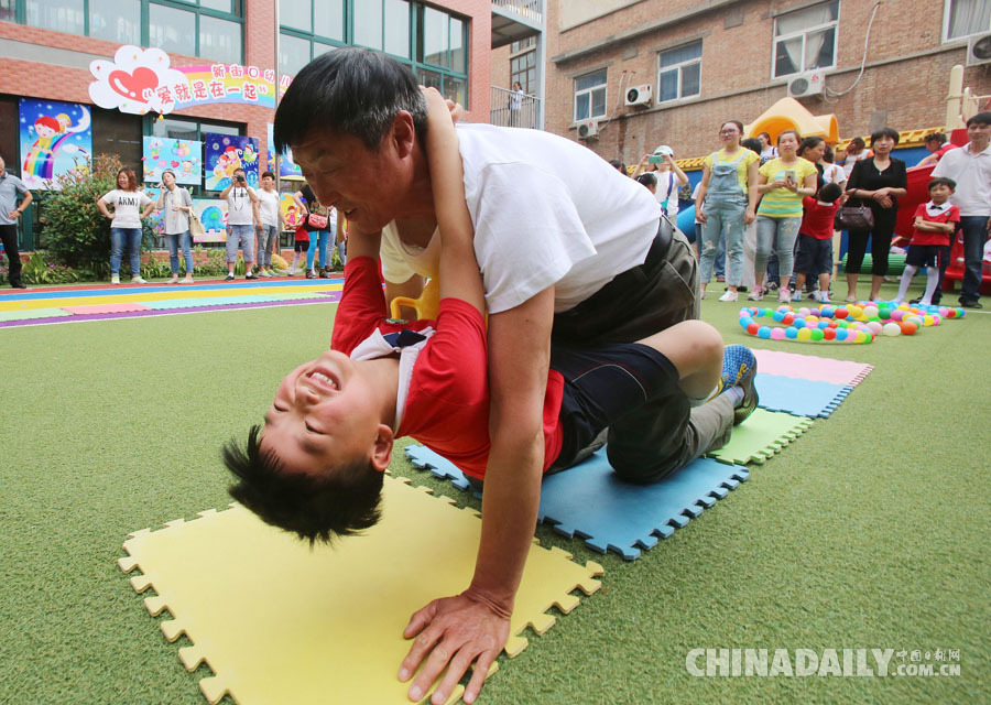 中國(guó)日?qǐng)?bào)聚焦各地迎“六一”兒童節(jié)