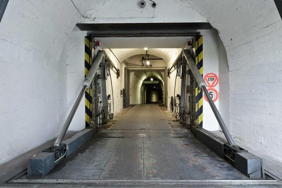 圖為地堡內(nèi)的通道，皆配備攝像頭。