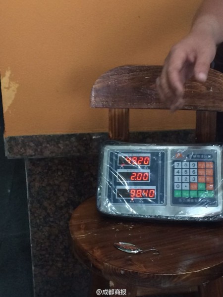 父子倆為大魚量體重。