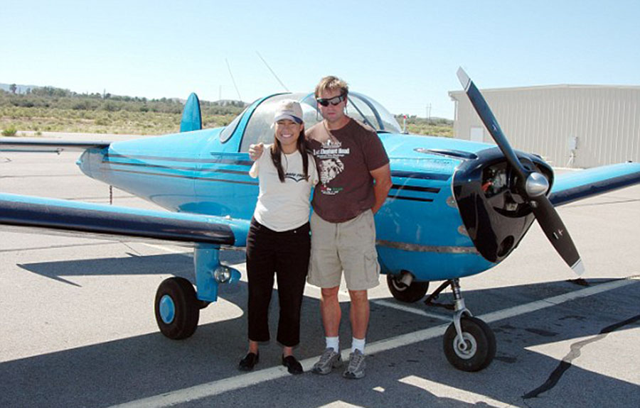 美國“勵(lì)志姐”天生無雙臂 用腳開飛機(jī)彈鋼琴