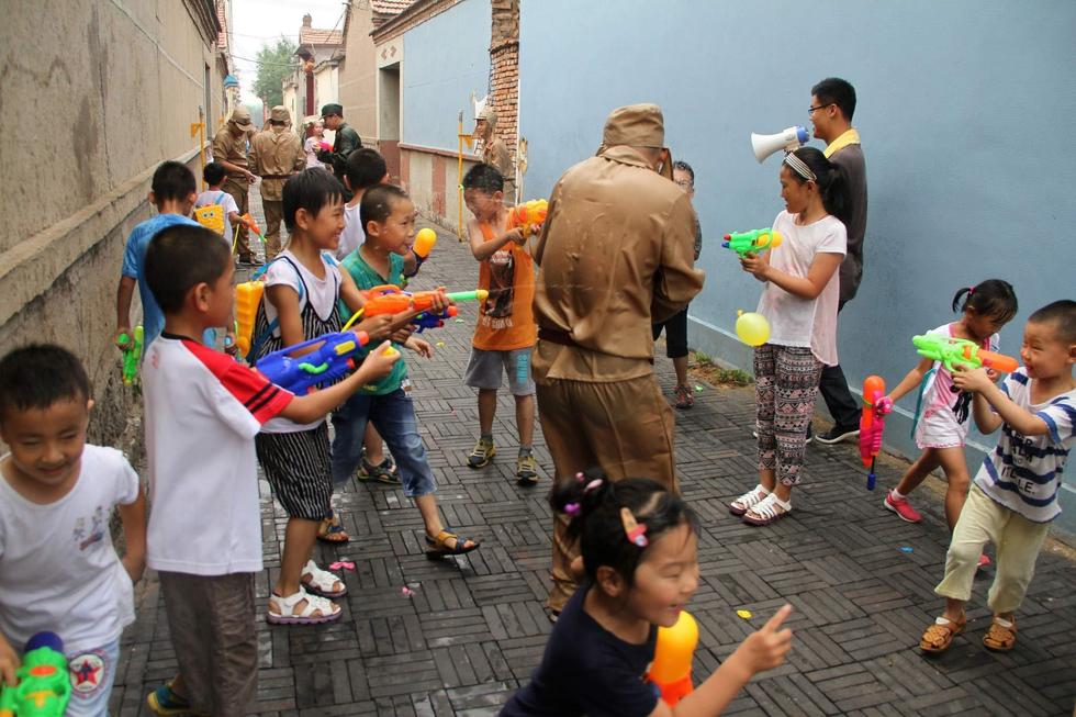 孩子們持水槍打鬼子。