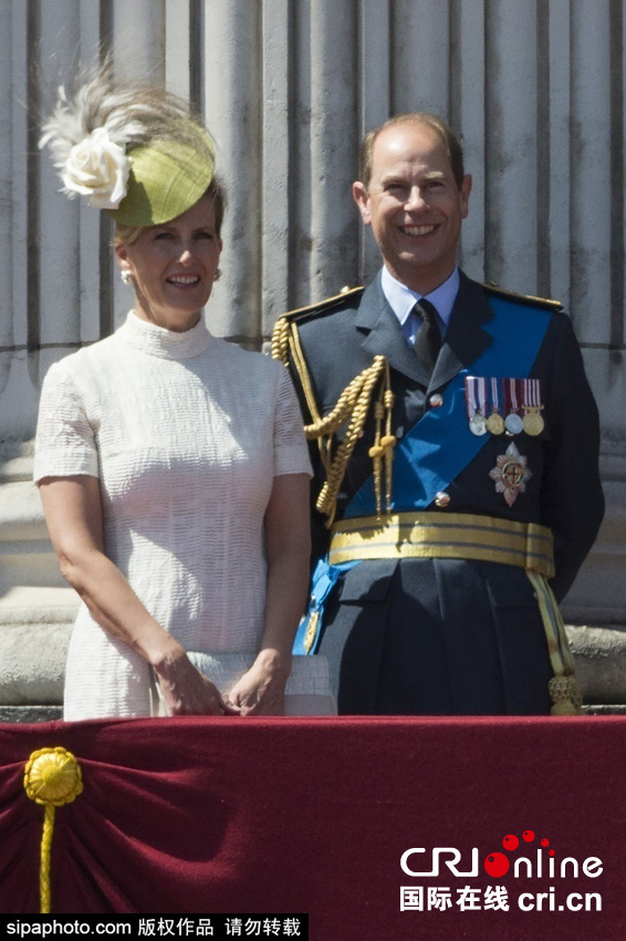 英國(guó)女王伊麗莎白二世攜眾王室成員觀看空軍飛行表演。