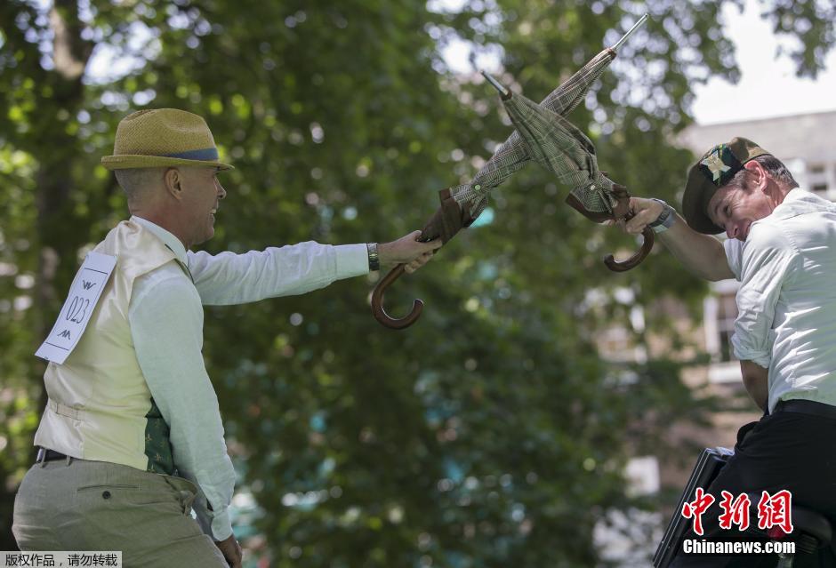 倫敦紳士運(yùn)動會 騎車“擊傘”人仰馬翻