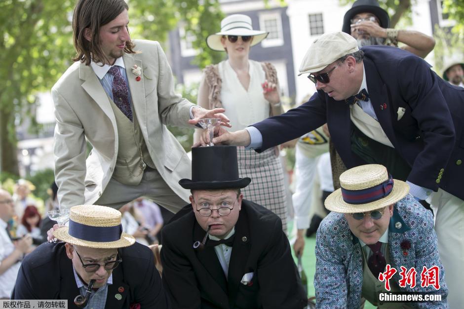 倫敦紳士運(yùn)動會 騎車“擊傘”人仰馬翻