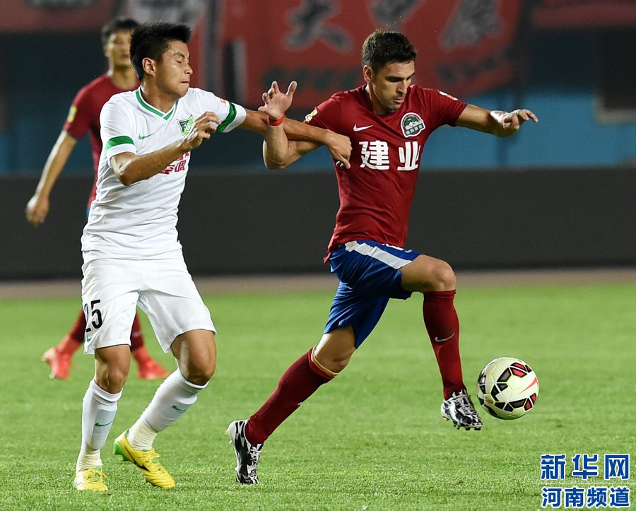 7月19日，河南建業(yè)隊球員伊沃（右）在比賽中帶球進(jìn)攻。