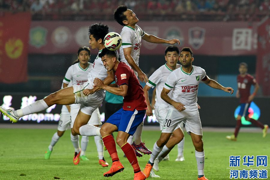 7月19日，河南建業(yè)隊球員哈維爾（前排左二）在比賽中與對手爭搶頭球。