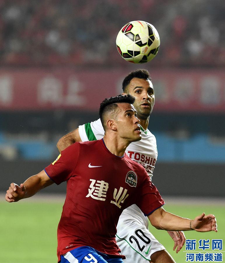 7月19日，河南建業(yè)隊球員哈維爾（前）在比賽中拼搶。