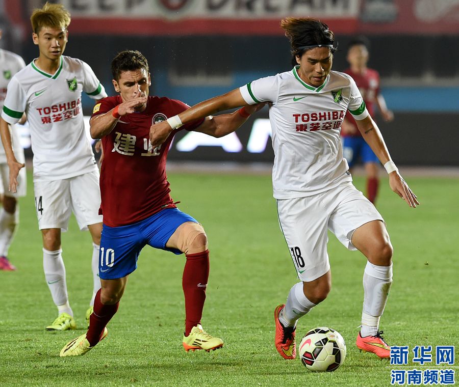 　7月19日，杭州綠城隊球員趙宇豪（右）在比賽中爭搶。