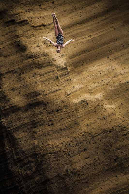 葡萄牙舉行懸崖跳水 場(chǎng)面驚險(xiǎn)壯觀