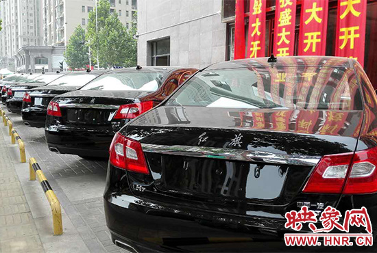 路邊一棟樓上懸掛著二三十條紅色條幅，全部是祝賀一家公司開業(yè)的。