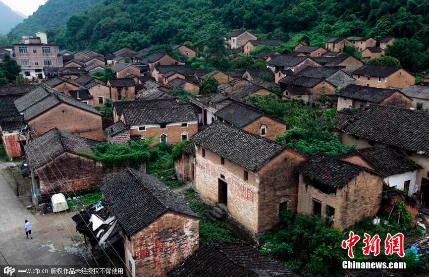 走進廣西“紅軍標(biāo)語村” 革命標(biāo)語遍布全村老屋